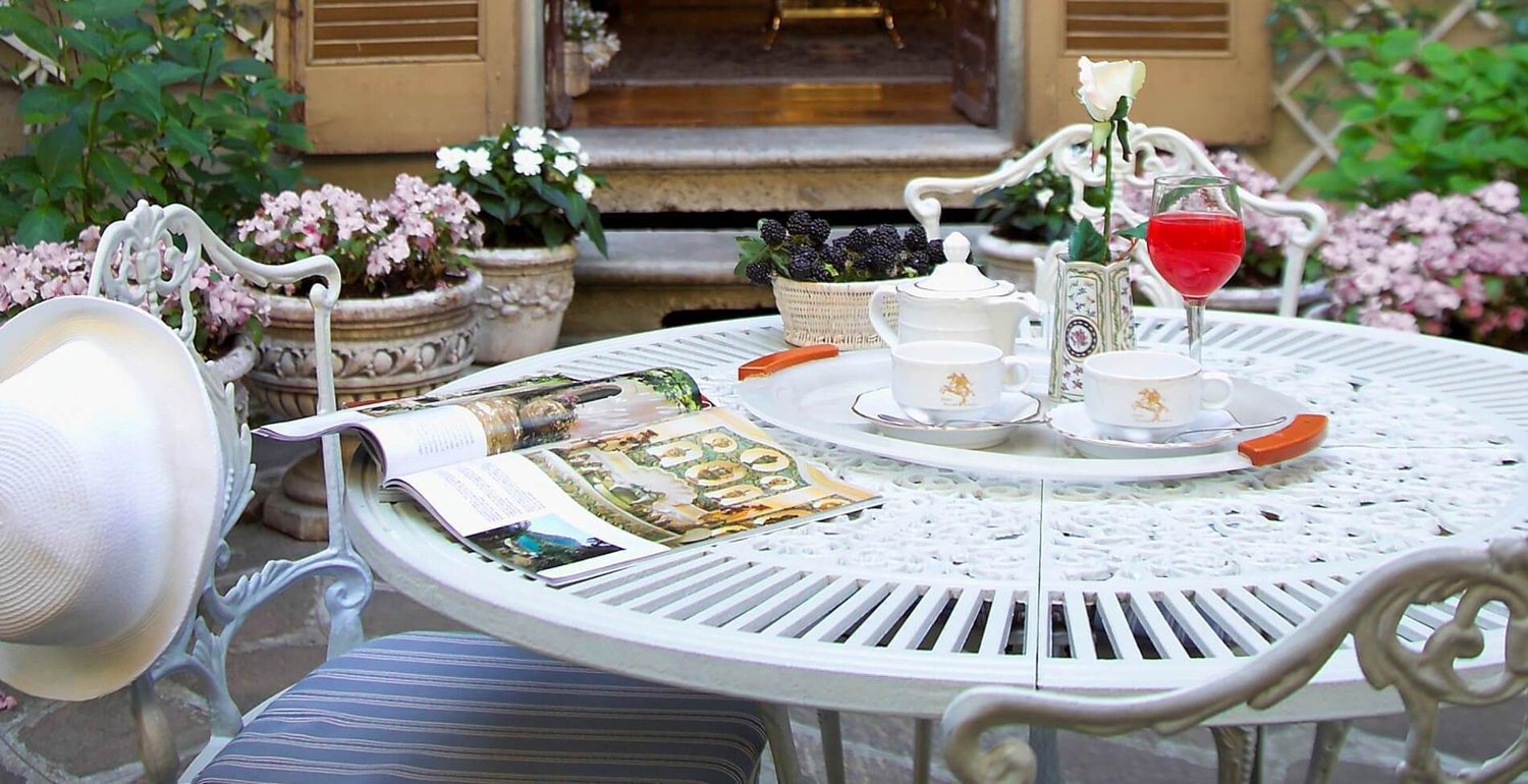 Breakfast in the garden at Antica Locanda Leonardo