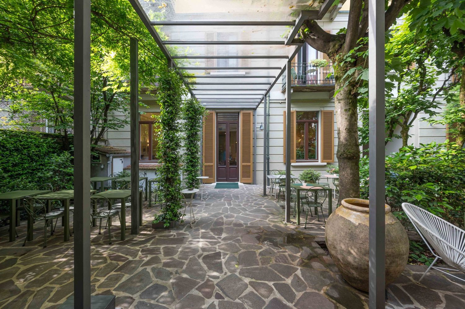 Garden courtyard at Antica Locanda Leonardo