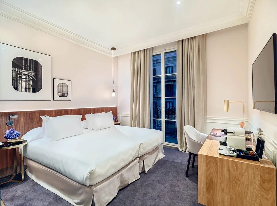 Classic Room at H10 Casa Mimosa, with twin beds and a desk.
