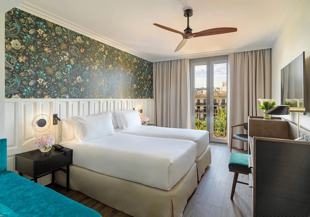 Twin-bed presentation in H10 Casanova’s Deluxe Balcony room card.