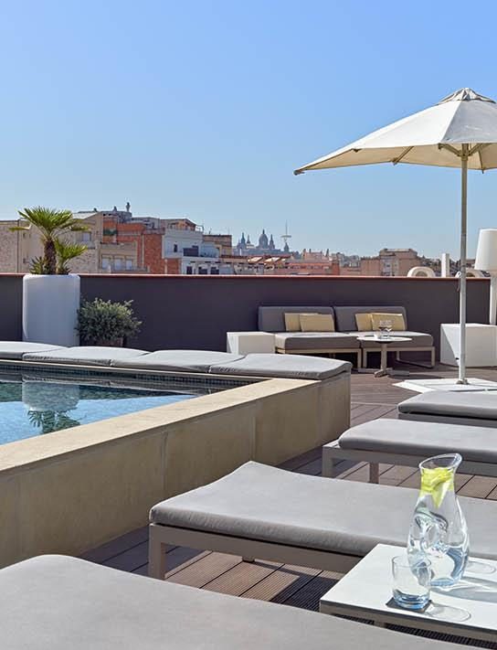 Rooftop plunge pool and loungers at H10 Casanova.