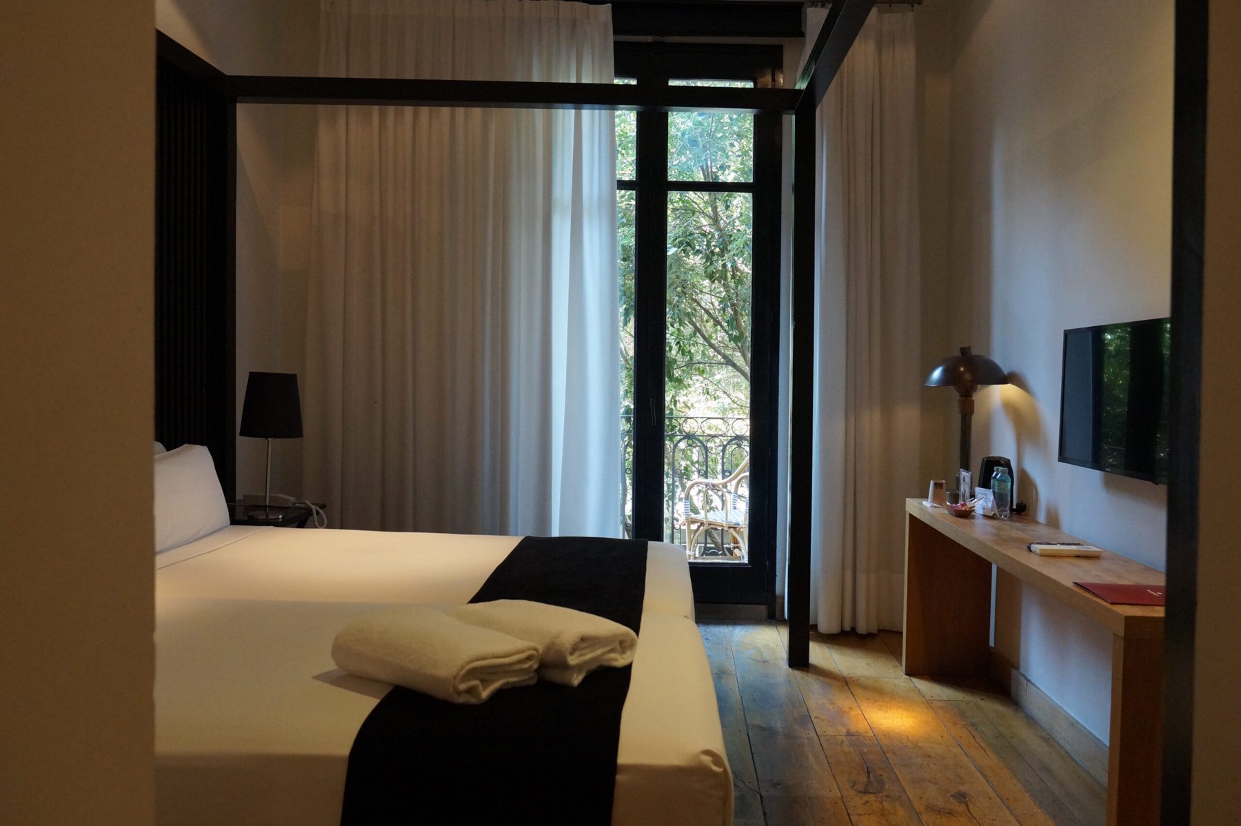 Twin-bed presentation of Hotel Market’s Doble con balcón room.