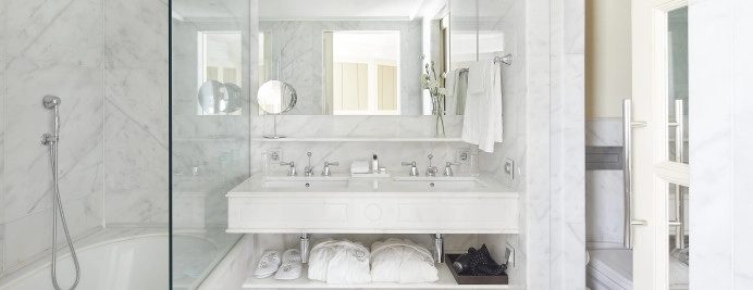 Marble bathroom shown in Majestic’s Deluxe Passeig de Gracia gallery.