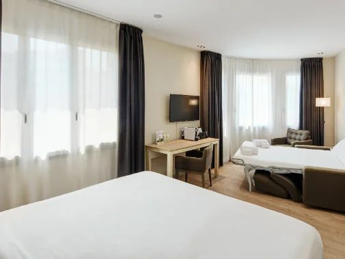 Superior room at Sercotel Amister Art, with the sofa bed opened.
