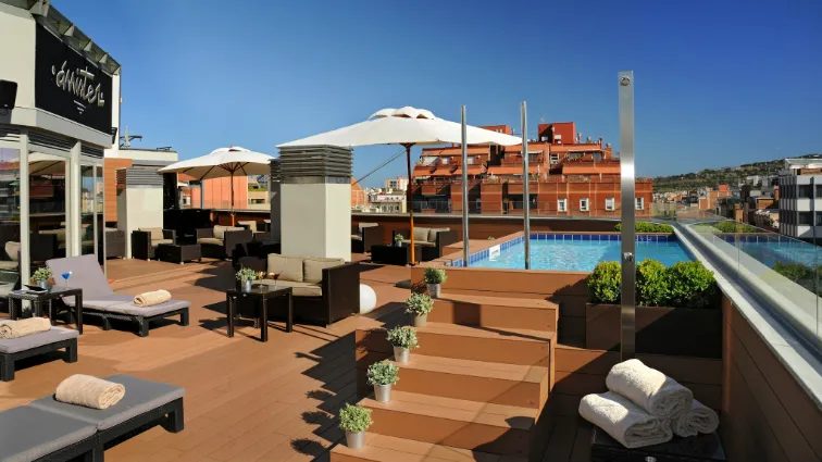 Rooftop pool and terrace at Sercotel Amister Art.