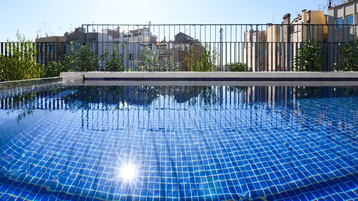 Outdoor rooftop pool at Seventy Barcelona.