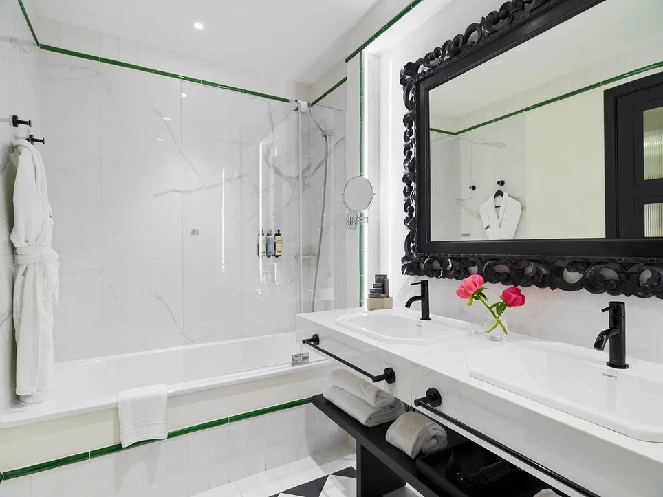 Family Room bathroom at H10 Casa de la Plata with bathtub and double washbasin