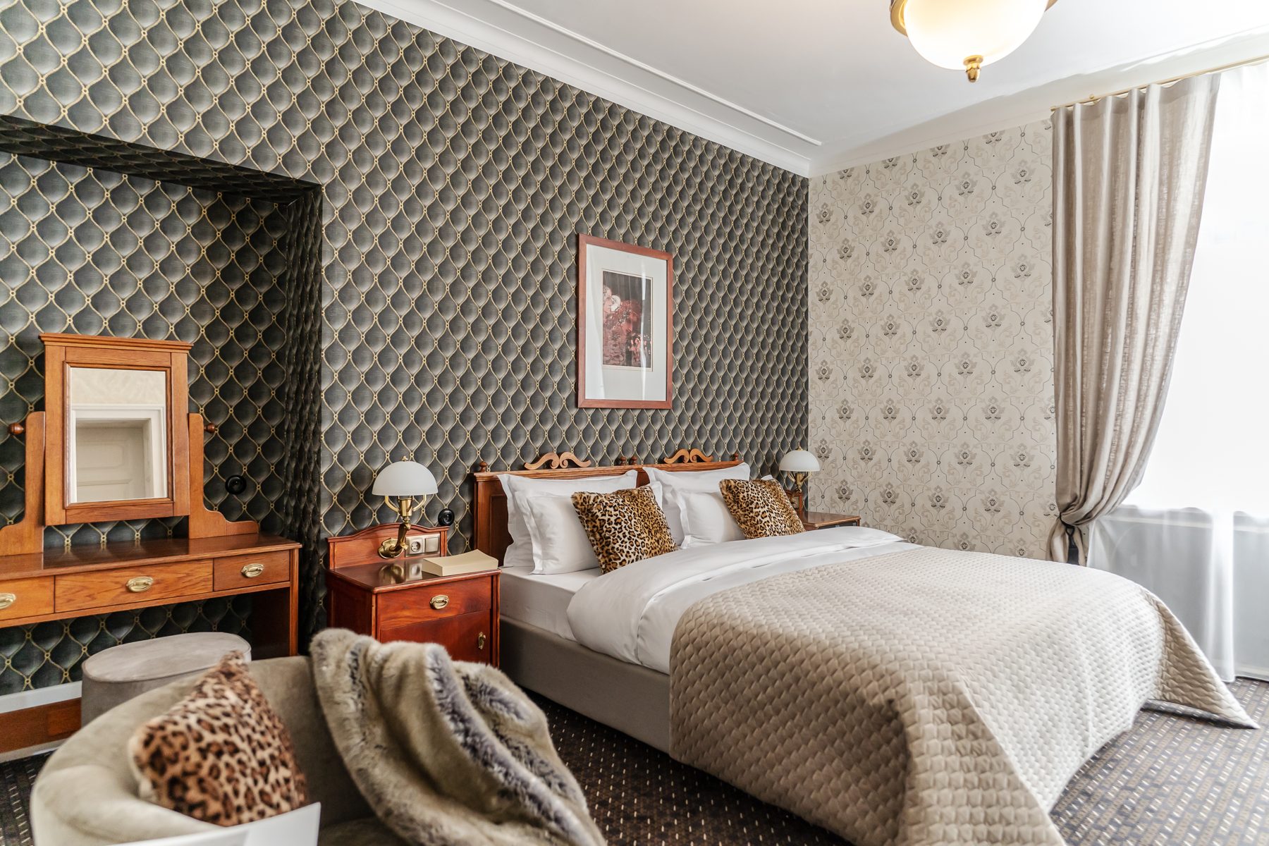 H15 Francuski Deluxe bedroom with patterned walls and a dressing table.