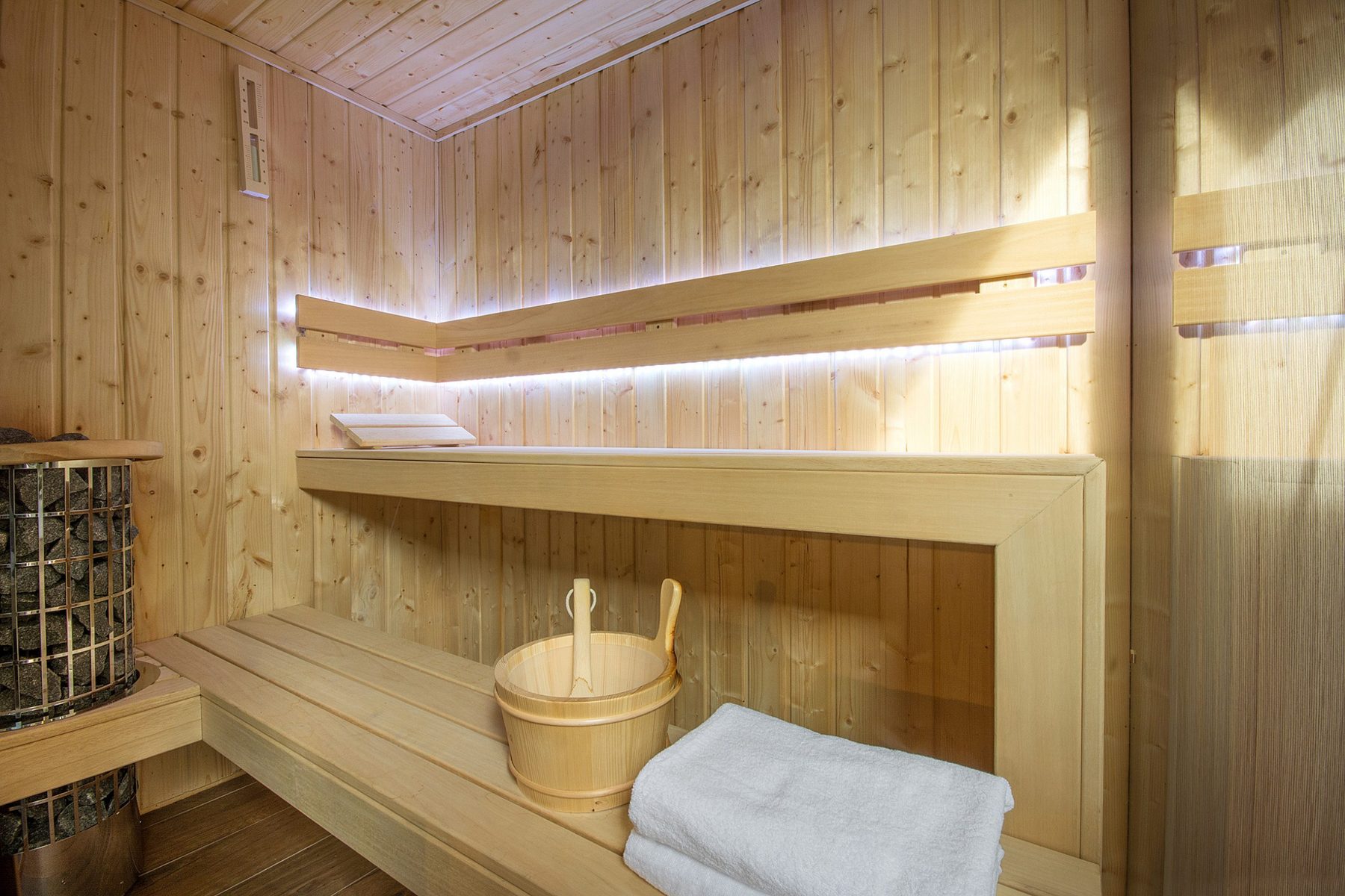 Wood-lined sauna and benches at Grand Hotel.
