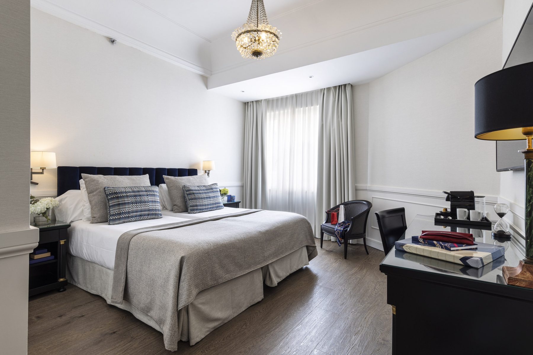Club Premium bedroom with desk and window seating at Hotel Emperador.