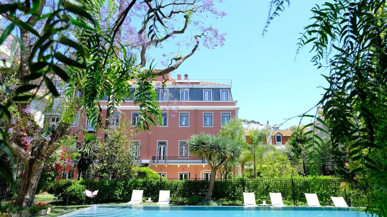 Palace, garden and pool at Palácio Príncipe Real