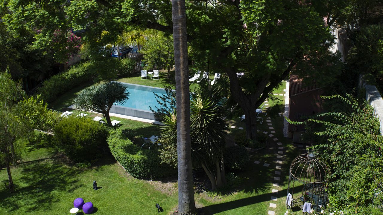 Pool in the garden at Palácio Príncipe Real