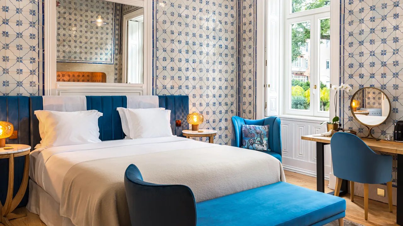 Signature Garden bedroom with seating at Palácio Príncipe Real