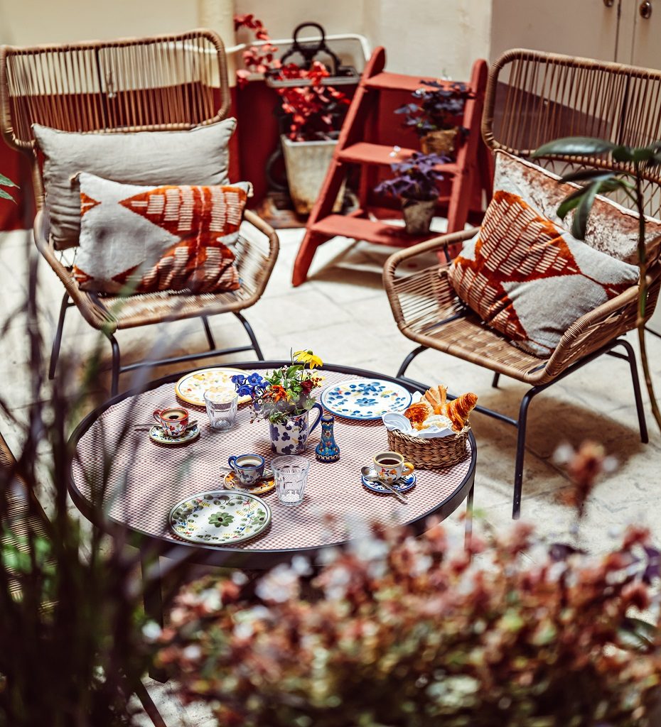 Rattan chairs and a round table in Maison Saintonge’s patio.