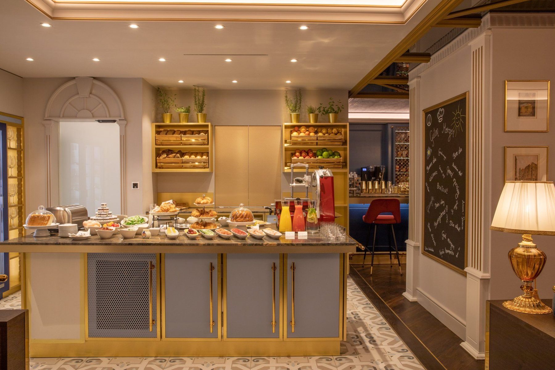 Breakfast counter, pale panelling and shelves in Artist Boutique Hotel’s WohnSalon.