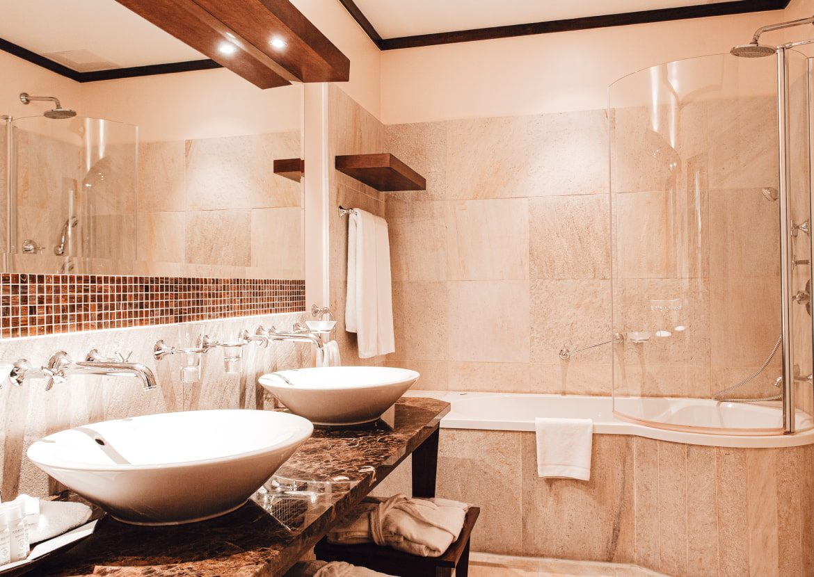 Two basins and a bath in Le Regina’s Family Room gallery