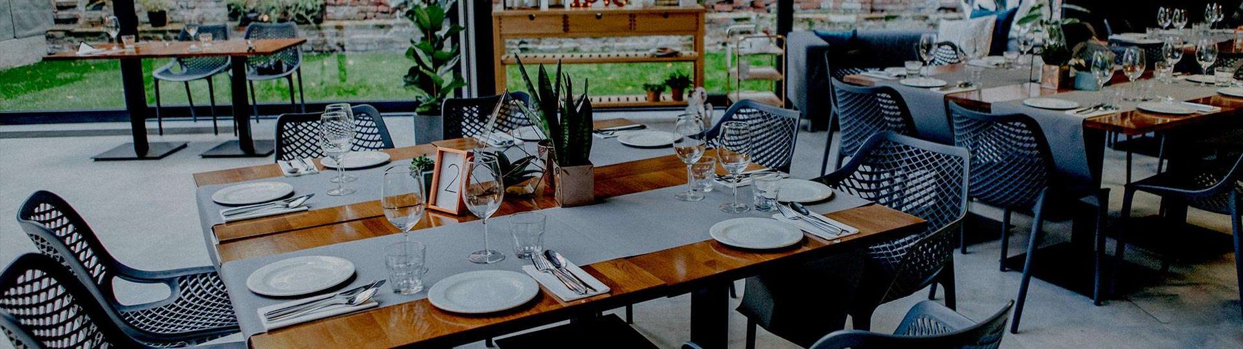 Tables beside the glass courtyard wall at Stalowa 52